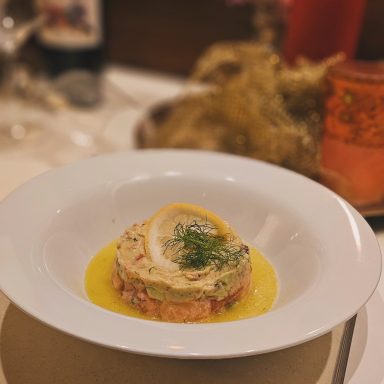 Ein gefülltes Gericht mit einer Zitronenscheibe auf einer gelben Sauce.