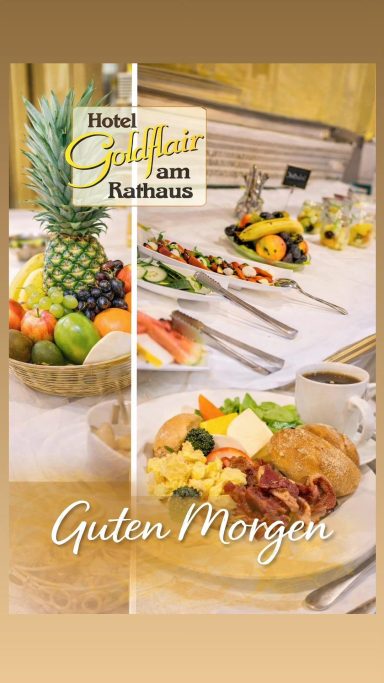 Frühstücksbuffet mit frischem Obst, Salat und einem Gericht auf einem Teller.