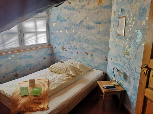 Märchenzimmer Sterntaler im Hotel Goldflair Korbach – liebevoll gestaltetes Gold-Einzelzimmer mit Badewanne und Dusche.