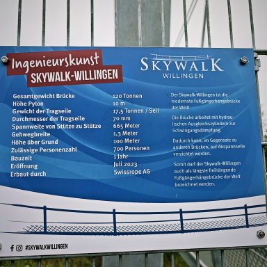 Hinweistafel über Ingenieurbaukunst und Skywalk in Willingen mit Auflistung der Attraktionen.