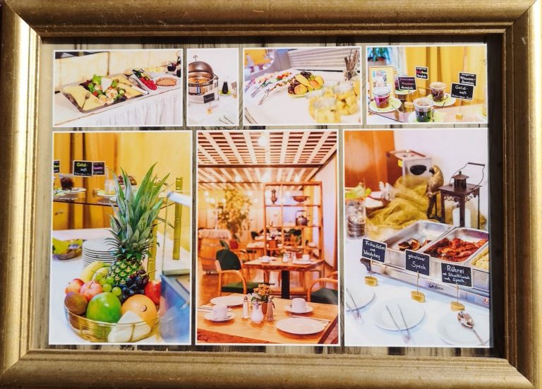 Ein buntes Buffet mit frischen Früchten, Speisen und festlich gedecktem Tisch.