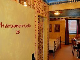 Zimmer mit ägyptischem Design, einschließlich dekorativer Wände und Möbel.